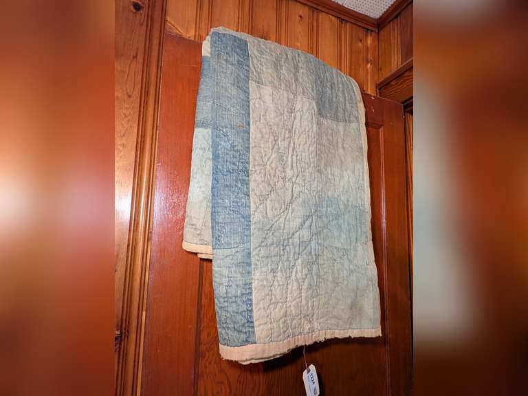 ANTIQUE QUILT image
