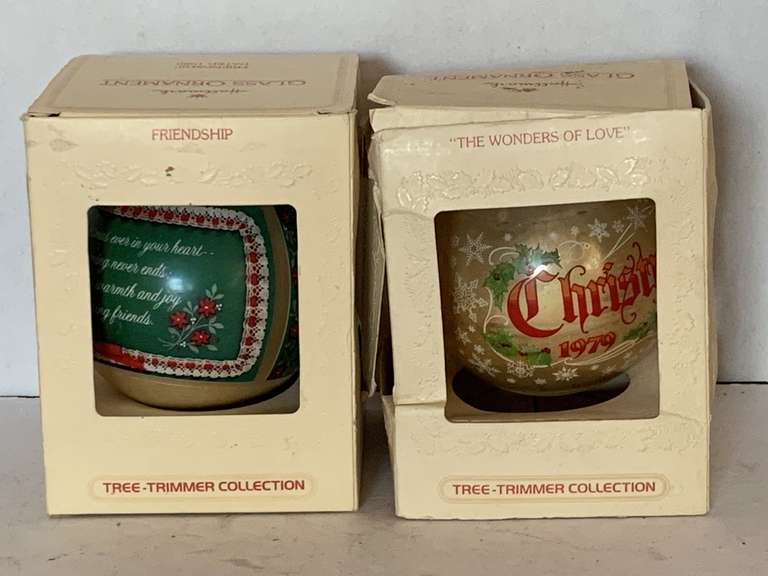 2 NEW VINTAGE HALLMARK GLASS KEEPSAKE ORNAMENTS "1980 FRIENDSHIP" & "1979 THE WONDERS OF LOVE" image