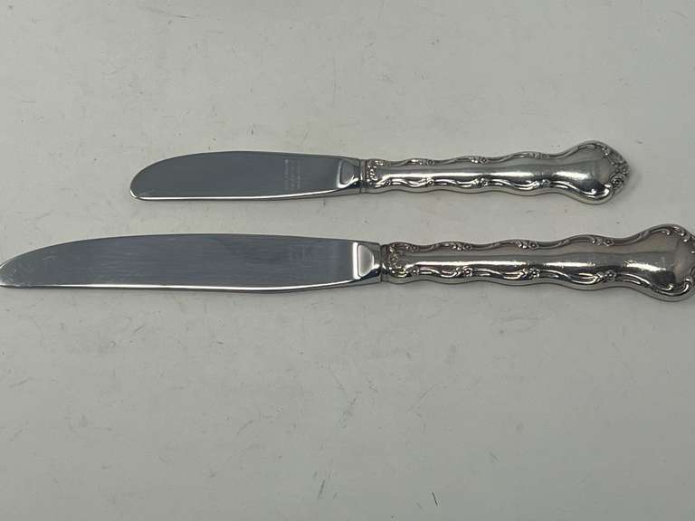 Reed & Barton sterling handled dinner knife and butter knife, two pieces, 119.5 g total weight, knife blades are stainless steel, see pictures for details.