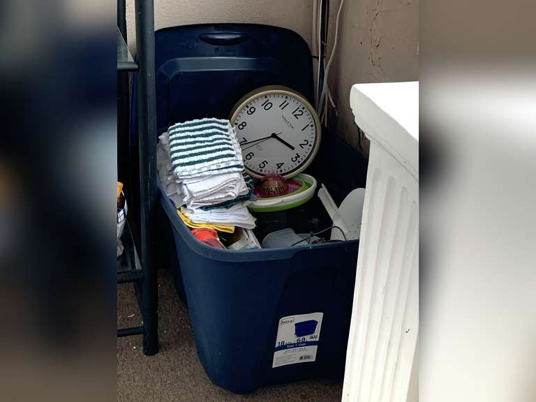 18 GALLON TOTE W/ LID FULL OF ASSORTED KITCHEN ITEMS (SEE PICS) image