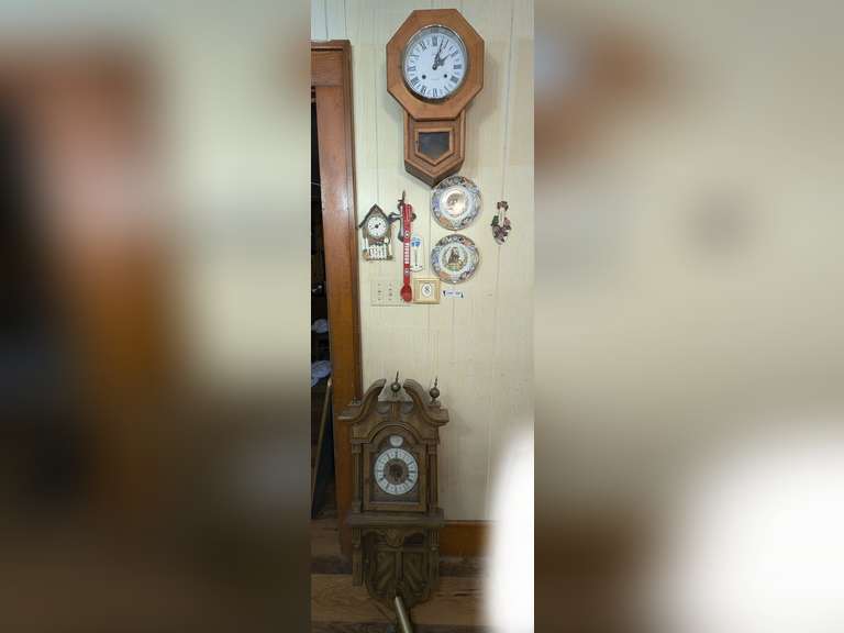 ALL ITEMS HANGING IN WALL AREA AND FLOOR BENEATH MARKED 1088 INCLUDING PAIR OF PENDULUM CLOCKS, VINTAGE DECORATIVE CHRISTIAN THEME PLATES, UGA BACK SCRATCHER / SHOE HORN, AND MORE image