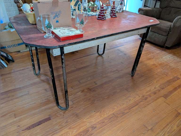 EARLY MID-CENTURY MIDDLE LEG DINING TABLE image