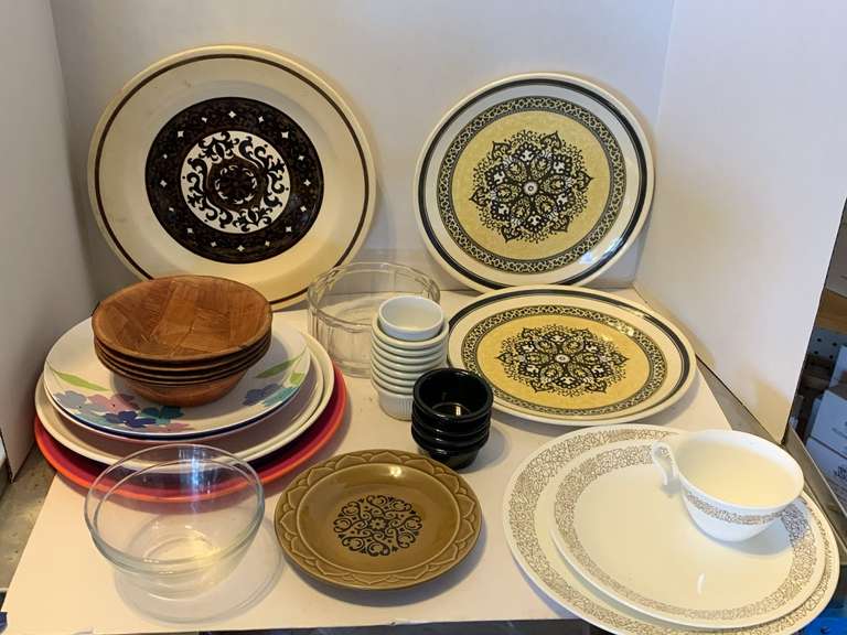 SHELF LOT OF MISC CHINA (SOME VINTAGE) image