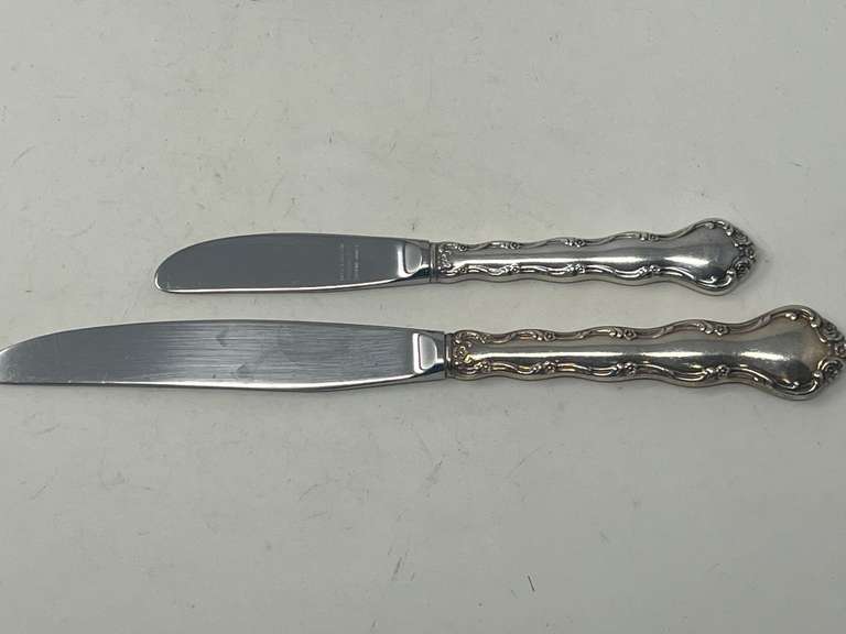 Reed & Barton sterling handled dinner knife and butter knife, two pieces, 120.1 g total weight, knife blades are stainless steel, see pictures for details.