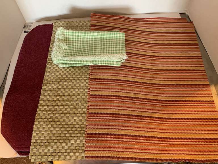 9 BURGANDY PLACEMATS, 4 BEIGE WOVEN VINYL PLACEMATS, 4 STRIPED VINYL PLACEMATS & 4 GREEN/WHITE NAPKINS image