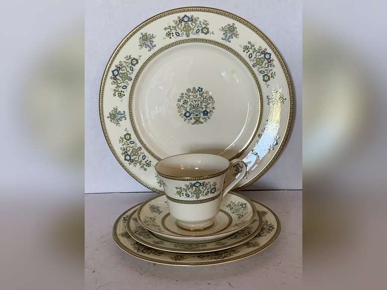 MINTON FINE BONE CHINA MADE IN ENGLAND "HENLEY" 5 PLACE SETTING image