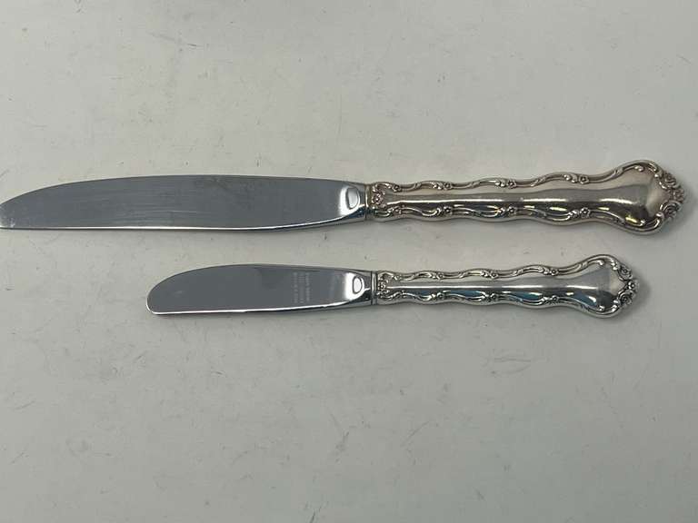 Reed & Barton sterling handled dinner knife and butter knife, two pieces, 116.2 g total weight, knife blades are stainless steel, see pictures for details.