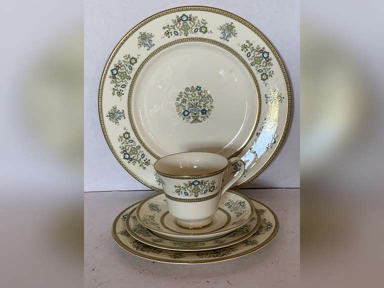 MINTON FINE BONE CHINA MADE IN ENGLAND "HENLEY" 5 PLACE SETTING image