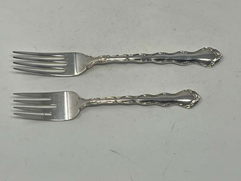 Reed & Barton sterling silver dinner and salad forks, two pieces, 96.1 g, see pictures or details.