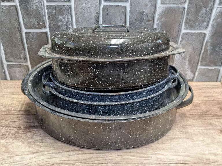 THREE VINTAGE ENAMELED METAL OVAL ROASTERS WITH LIDS image