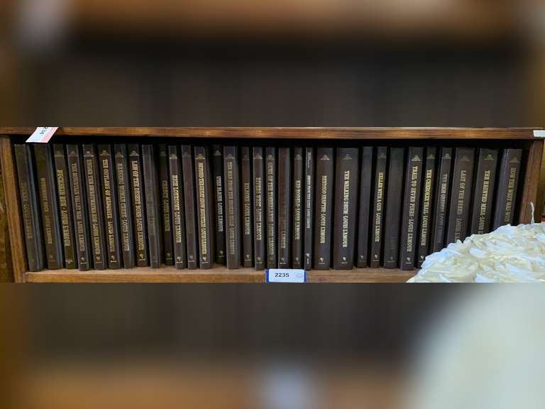 SET OF 32 VINTAGE LEATHERETTE BOUND LOUIS L'AMOUR WESTERN SERIES BOOKS image