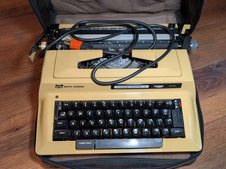 SMITH CORONA ELECTRIC TYPEWRITER WITH CARRY BAG image
