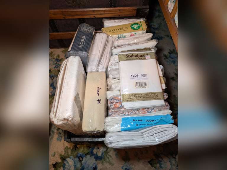 FOLDING CRATE FILLED WITH FACTORY SEALED BEDDING image