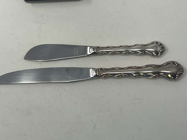Reed & Barton sterling handled spreader and dinner knife, two pieces, 117.4 g total weight, knife blades are stainless steel, see pictures for details.