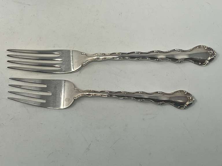 Reed & Barton sterling silver dinner and salad forks, two pieces, 98.2 g, see pictures or details.