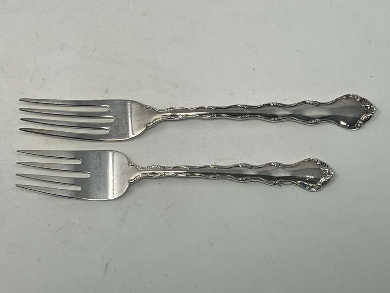 Reed & Barton sterling silver dinner and salad forks, two pieces, 95.9 g, see pictures or details.