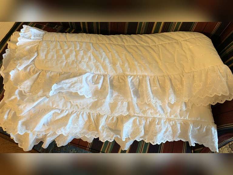 WHITE EYELET DAYBED COVER image