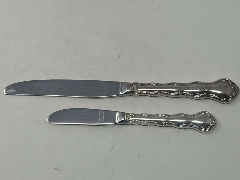 Reed & Barton sterling handled dinner knife and butter knife, two pieces, 118.1 g total weight, knife blades are stainless steel, see pictures for details.