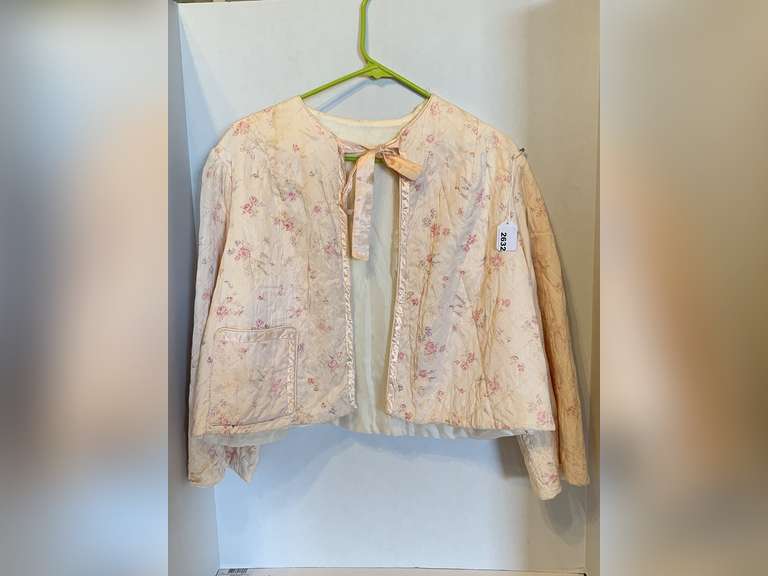 VINTAGE LADIES QUILTED PINK FLORAL BED JACKET image