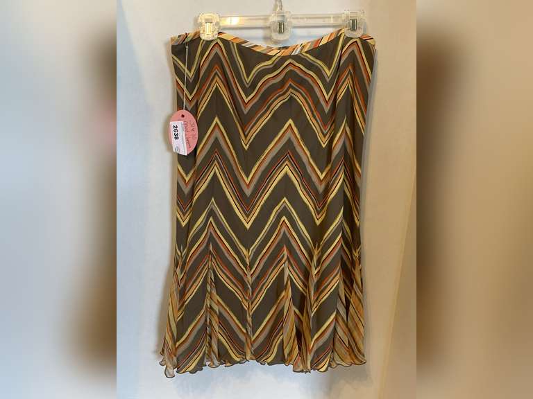 MODERN CHEVRON PATTERN FLIP SKIRT (SIZE 10) image
