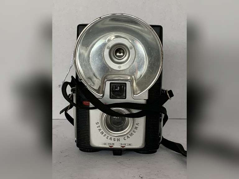 VINTAGE BROWNIE STARFLASH CAMERA image