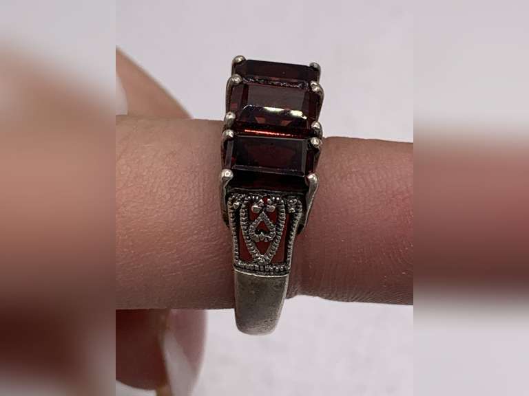 VINTAGE STERLING SILVER RING WITH 3 EMERALD CUT GARNETS SIZE 5 4.17 GRAMS image