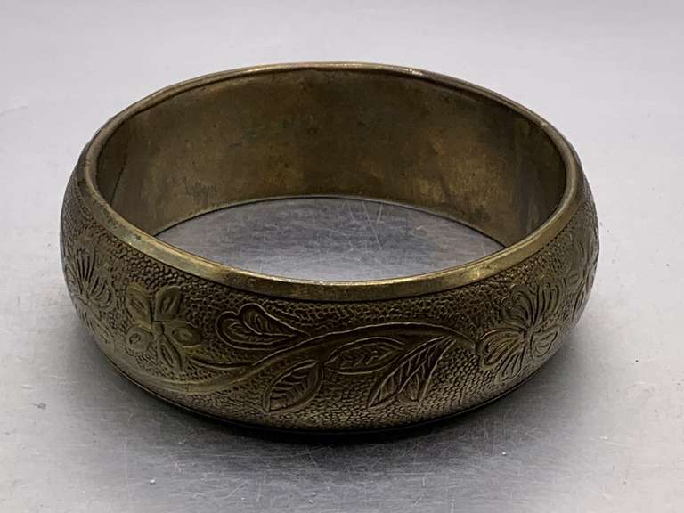 VINTAGE 1" WIDE SOLID BRASS EMBOSSED BANGLE image