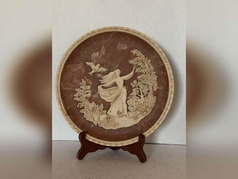 VINTAGE INCOLAY STONE PLATE #05951 "TO A SKLARK" 3RD IN SERIES LIMITED EDITION "THE ROMANTIC POETS" WITH STAND 10" ROUND image