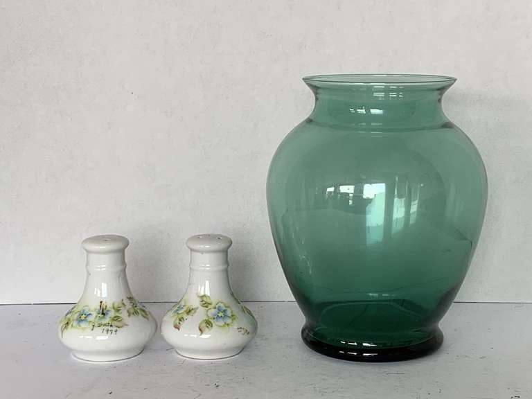 GREEN HAND BLOWN VASE 8" TALL & PAIR 1979 HAND PAINTED CERAMIC SALT/PEPPER SHAKERS image