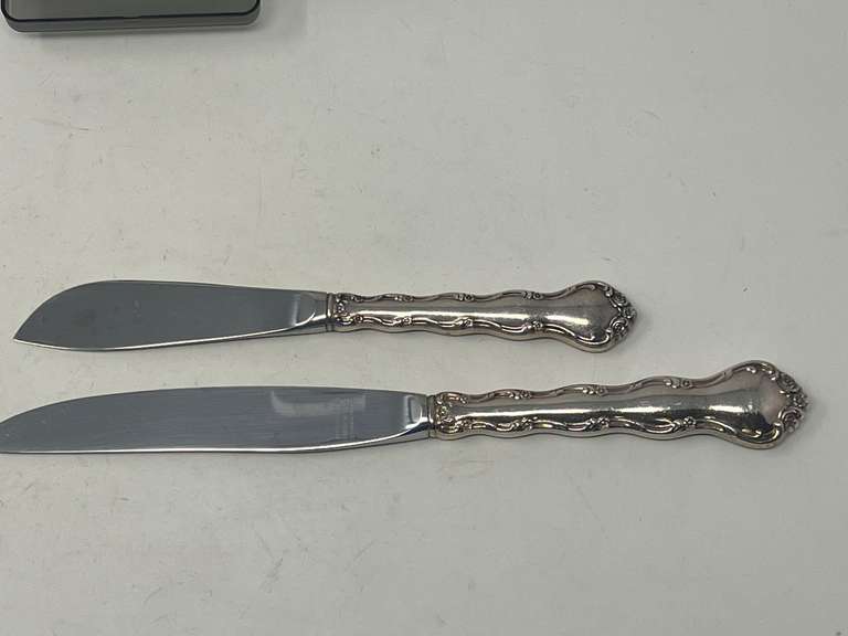 Reed & Barton sterling handled spreader and dinner knife, two pieces, 118.6 g total weight, knife blades are stainless steel, see pictures for details.