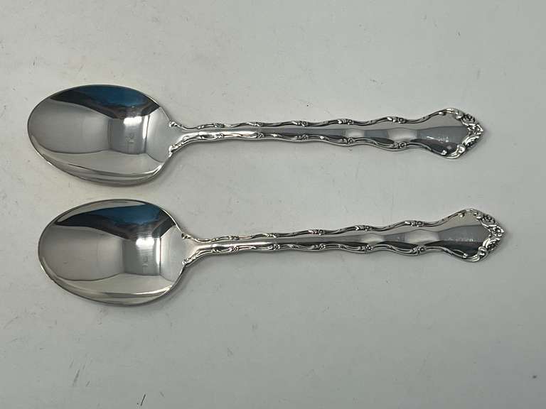 Reed & Barton soup spoons, two pieces, 87 g, see for details.