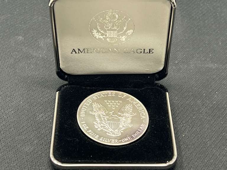 1999 American Eagle silver dollar, contains one oz. fine silver, see pictures for details. image