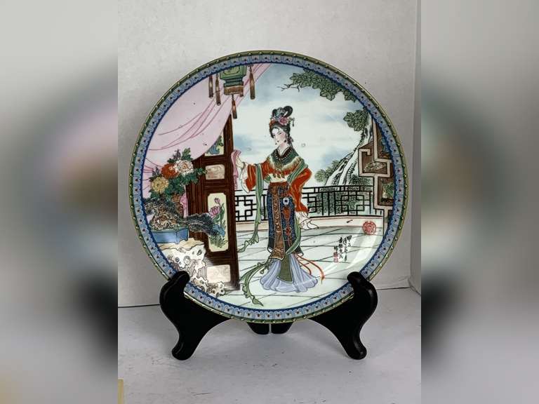 1986 IMPERIAL JINGDEZHEN PORCELAIN PLATE "HSI-FENG" 3RD PLATE IN THE BEAUTIES OF THE RED MANSION COLLECTION WITH ORIGINAL BOX, PAPERWORK & STAND MADE IN THE PEOPLE'S REPUBLIC OF CHINA 8 3/4" ROUND image