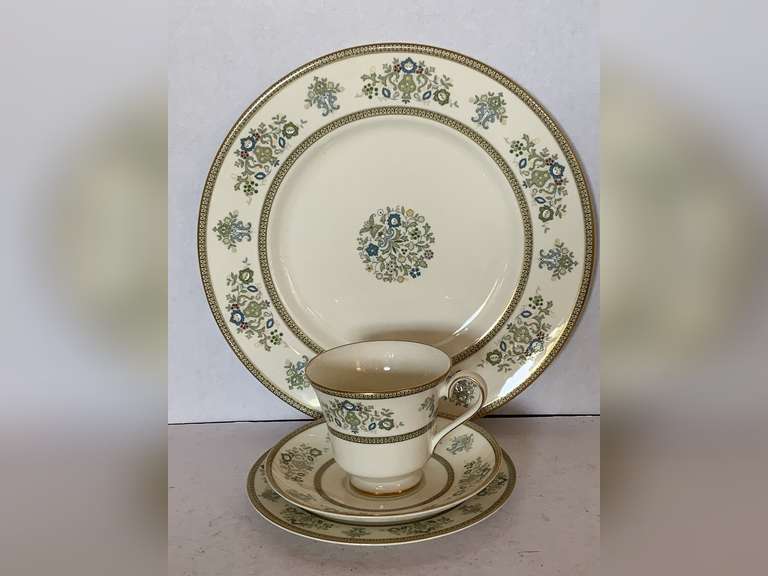 MINTON FINE BONE CHINA MADE IN ENGLAND "HENLEY" 4 PLACE SETTING image