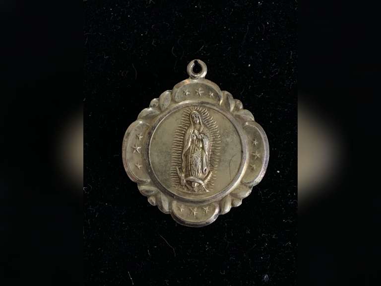 VINTAGE JESUS/JUAN DE LOS LAGOS LARGE PENDANT WITH A STATUE ON OTHER SIDE 1 1/2" DIAMETER (NOT SURE OF METAL COMPOSITION) image