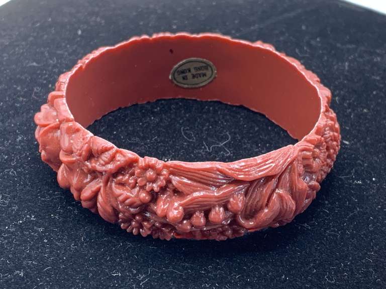 VINTAGE BROWN/RED MOULDED FLORAL ORGANIC SWIRL PLASTIC CELLULOID HOLLOW BANGLE MADE IN HONG KONG image