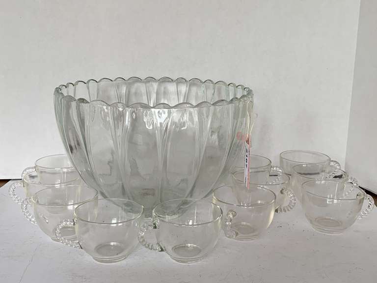 HEAVY RIBBED GLASS CLEAR PUNCH BOWL 11" ROUND WITH 11 VINTAGE FEDERAL GLASS PUNCH CUPS image