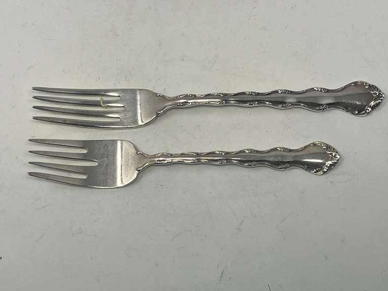 Reed & Barton sterling silver dinner and salad forks, two pieces, 95.4 g, see pictures or details.