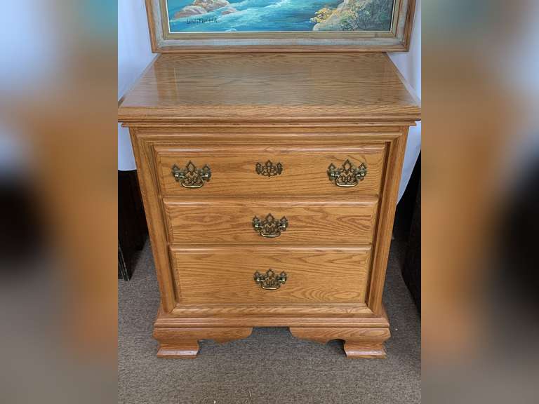 VERY NICE OAK 3 DRAWER NIGHT STAND/SIDE TABLE 25 1/2" WIDE X 19" DEEP X 29 1/2" TALL image