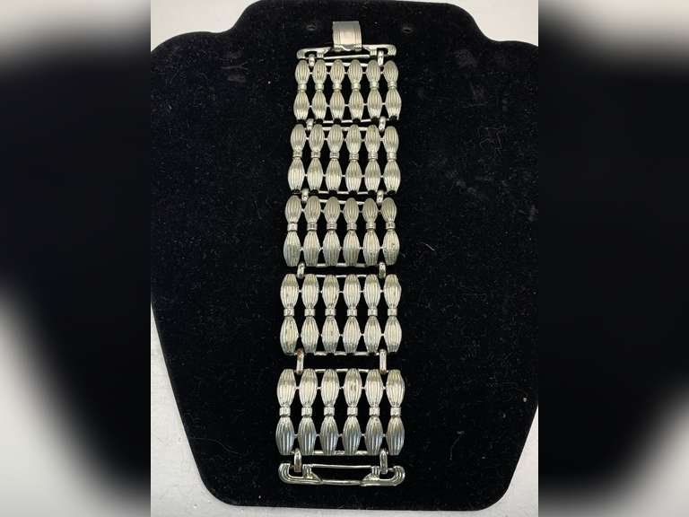 VINTAGE CORO CHUNKY WIDE SILVERTONE BRACELET 5 LINKS OF ETCHED SILVERTONE BOWS 1 1/2" WIDE 6 3/4" LONG image