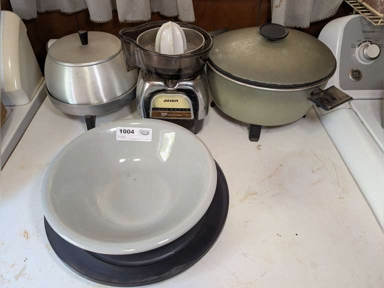 VINTAGE PROCTOR SILEX AUTOMATIC JUICIT MACHINE, VINTAGE HOOVER FONDUE SET WITH ORIGINAL PAPERWORK, AND MORE image