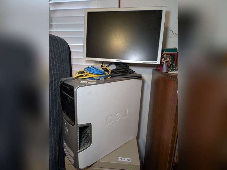 DELL DIMENSION E521 DESKTOP COMPUTER WITH FLAT SCREEN MONITOR image