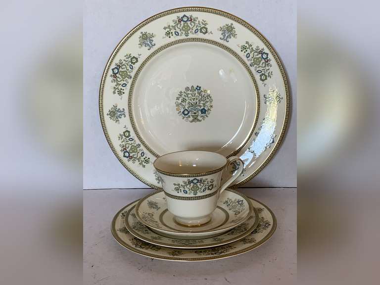 MINTON FINE BONE CHINA MADE IN ENGLAND "HENLEY" 5 PLACE SETTING image
