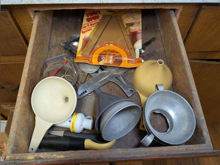 CONTENTS OF KITCHEN DRAWER MARKED 1032 image