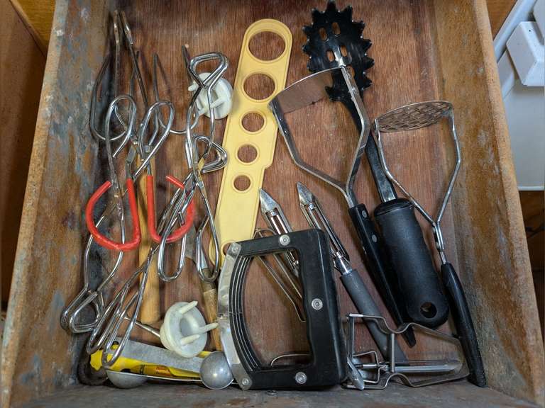 CONTENTS OF KITCHEN DRAWER MARKED 1031 image