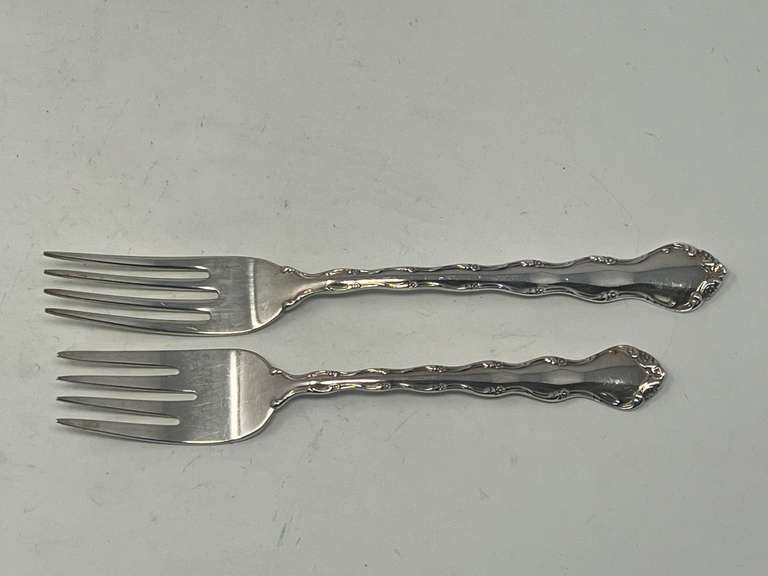Reed & Barton sterling silver dinner and salad forks, two pieces, 94.6 g, see pictures or details.
