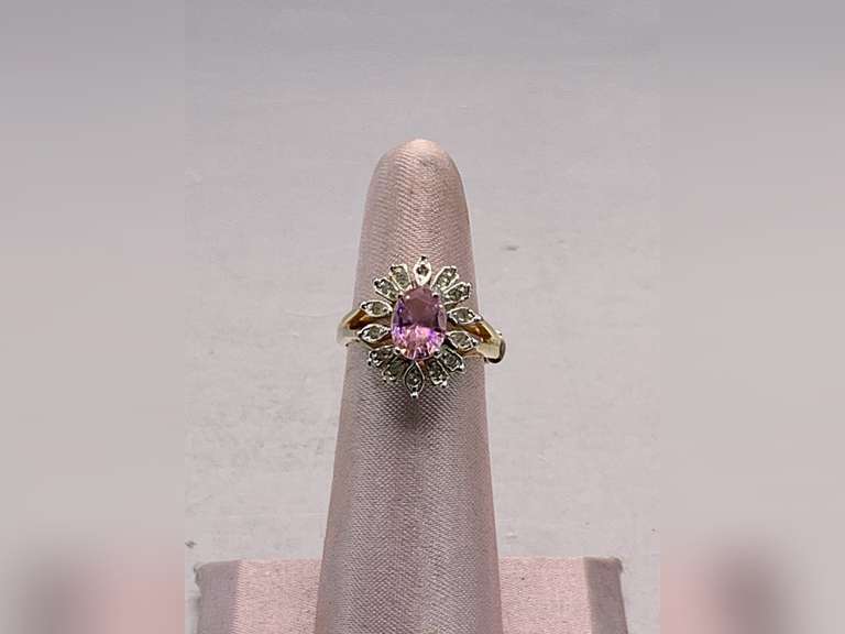 18K GOLD OVAL FACETED PINK ICE STONE SURROUNDED BY SMALL CLEAR STONES (ONE MISSING) SIZE 5 4.24 GRAMS image