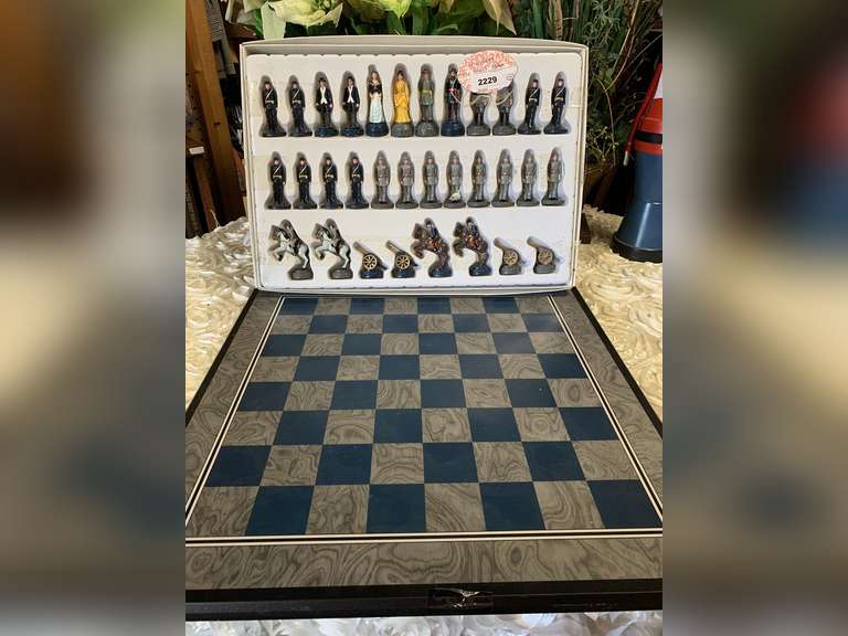 VINTAGE HARD PLASTIC CHESS SET - US CIVIL WAR CONFEDERATE & UNION PIECES WEIGHTED WITH BOARD image