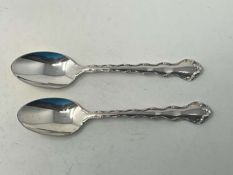 Reed & Barton Sterling silver spoons, two pieces, 65.7 g, see pictures for details.
