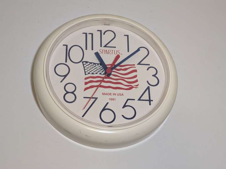 SPARTUS AMERICAN FLAG MOTIF MADE IN USA WALL CLOCK image